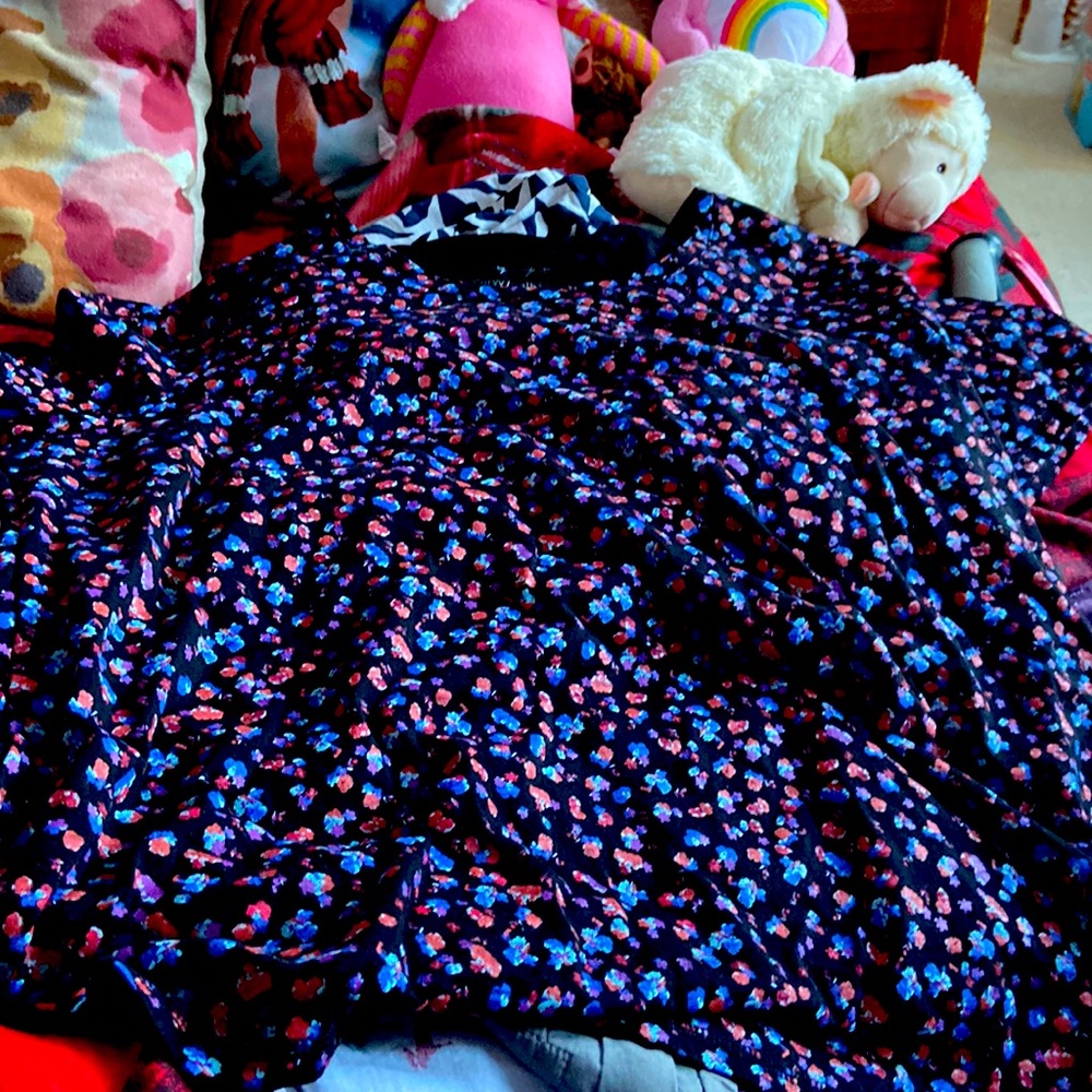 Women’s size 2x multi coloured short sleeve blouse.